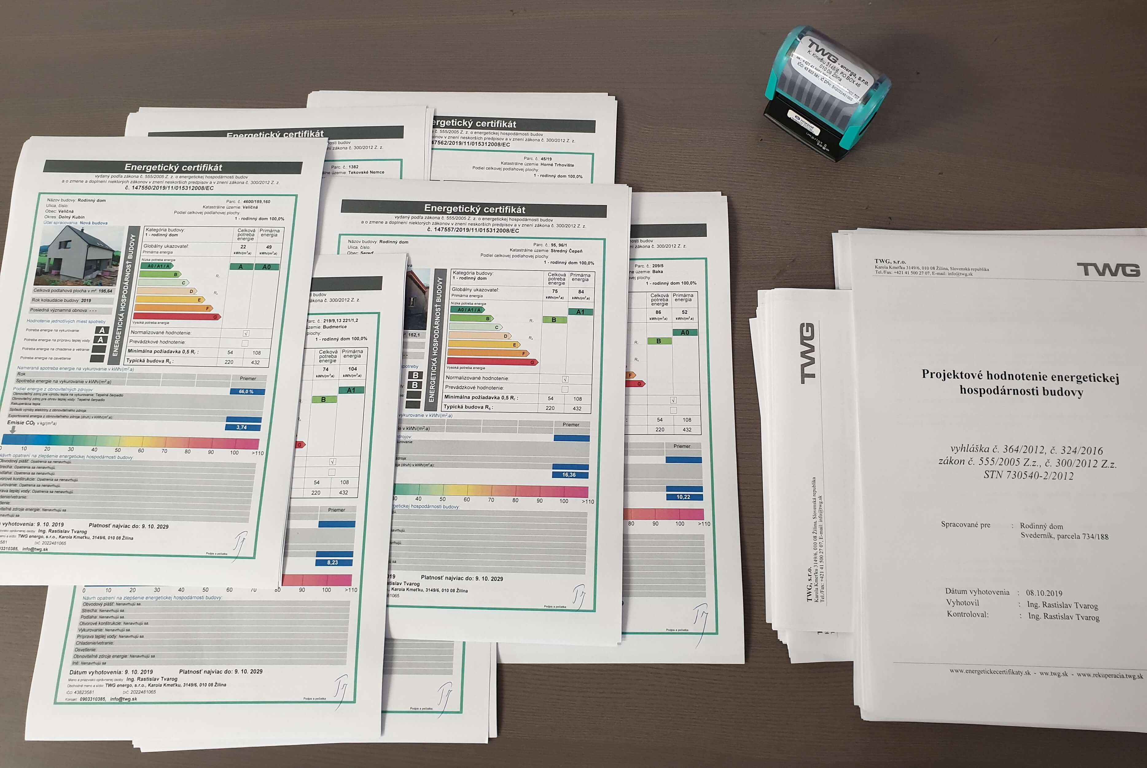 energeticky certifiakt a energeticke projektove hodnotenie na stole